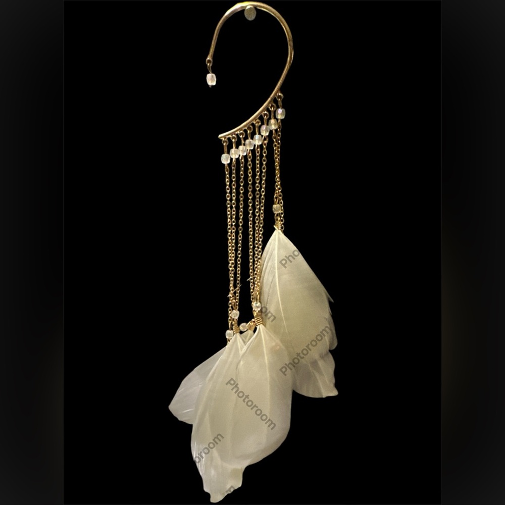 BEAUTIFUL WHITE FEATHER AND CRYSTAL BEADED EAR CUFF
